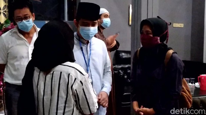 Wali Kota Solo Gibran Rakabuming Raka melayat almarhum Ketua DPP PPP Hasan Mulachela di rumah duka di Pasar Kliwon, Solo, Jumat (12/3/2021)