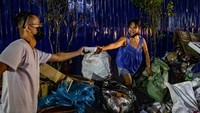 Selain dijual, makanan hasil pertanian juga dibagikan kepada warga kurang mampu.  