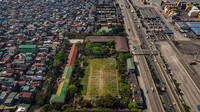 Pemandangan lapangan sepak bola yang diubah menjadi lahan pertanian di distrik Tondo, Manila, Filipina, Kamis (11/3/2021) waktu setempat.  