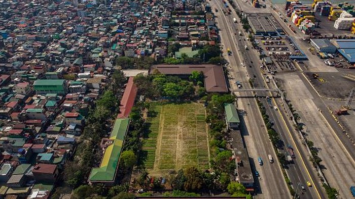 Warga Filipina Ubah Lapangan Bola Jadi Lahan Pertanian MANILA, PHILIPPINES - MARCH 11: An aerial view of a football field converted into a community farm in Tondo district on March 11, 2021 in Manila, Philippines. According to economic think tank Ibon Foundation, lack of supply and surging inflation has caused the prices of protein such as pork to skyrocket and made food unaffordable for many Filipinos already reeling from the impact of the pandemic on their livelihoods. Strapped for cash and food, Filipinos have begun converting vacant spaces in urban areas such as football fields, basketball courts, and parking lots into community farms, securing their own food supply and providing an alternative livelihood. The Philippines is currently experiencing the second-worst outbreak of COVID-19 in Southeast Asia, a year after a government-imposed lockdown which has caused millions of Filipinos to go jobless and hungry. (Photo by Ezra Acayan/Getty Images)