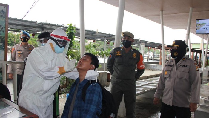 Wisatawan ke Kepulauan Seribu dites Antigen. Foto dari Kapolres Kepulauan Seribu AKBP Eko Wahyu Fredian
