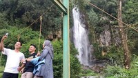 Untuk sampai ke lokasi wisata ini, wisatawan harus berjalan kaki lebih dulu sekitar 500 meter dari lokasi parkir. Dengan pemandangan yang cukup menawan, trekkingnya sih tidak akan terasa berat. Apalagi, hawanya sejuk dan ada suara gemericik air sungai.