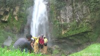 Obyek wisata ini berada di pegunungan utara Banjarnegara, tepatnya di Desa Giritirta, Kecamatan Pejawaran, Banjarnegara. Kecamatan Pejawaran memang kurang popular untuk destinasi wisata, namun lokasi wisata ini ternyata berada tidak jauh dari dataran tinggi Dieng.