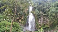 Curug Giritirta ini cukup spesial. Pemandangan di sekitar air terjun ini masih alami. Selain itu, airnya memiliki suhu 28 derajat celcius.