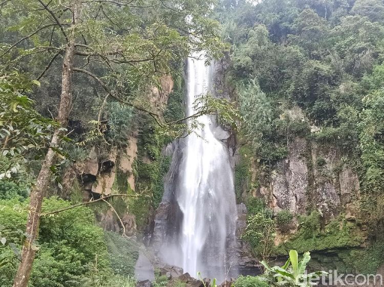 Curug Hangat Tersembunyi di Pegunungan Banjarnegara