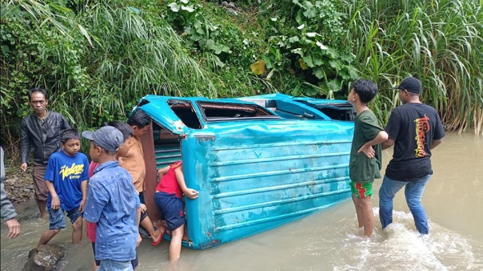 Angkot Nyemplung di Sukabumi