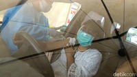 Petugas Vaksinator menyuntikan vaksin COVID-19 secara drive thru di ICE BSD, Tangerang, Banten, Sabtu (13/3/2021).