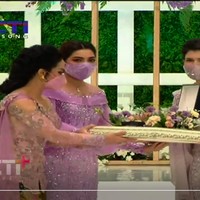 Dalam momen lamaran tersebut juga terdapat prosesi Batuka Tando. Batuka tando adalah seserahan dalam tradisi Minang, mengingat Atta berasal dari Padang. Foto: RCTI / Ikatan Cinta Aurel dan Atta