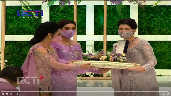 Dalam momen lamaran tersebut juga terdapat prosesi Batuka Tando. Batuka tando adalah seserahan dalam tradisi Minang, mengingat Atta berasal dari Padang. Foto: RCTI / Ikatan Cinta Aurel dan Atta