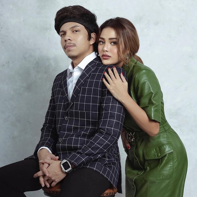 Dalam sesi kedua, Atta dan Aurel tampak mengusung tema yang berbeda. Aurel terlihat mengenakan dress berwarna hijau mengkilap. Sedangkan Atta tampak mengenakan jas kotak-kotak berwarna navy.  Foto: Instagram/@fdphotography90