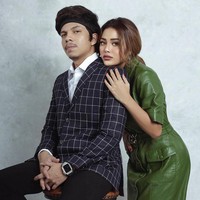 Dalam sesi kedua, Atta dan Aurel tampak mengusung tema yang berbeda. Aurel terlihat mengenakan dress berwarna hijau mengkilap. Sedangkan Atta tampak mengenakan jas kotak-kotak berwarna navy.  Foto: Instagram/@fdphotography90