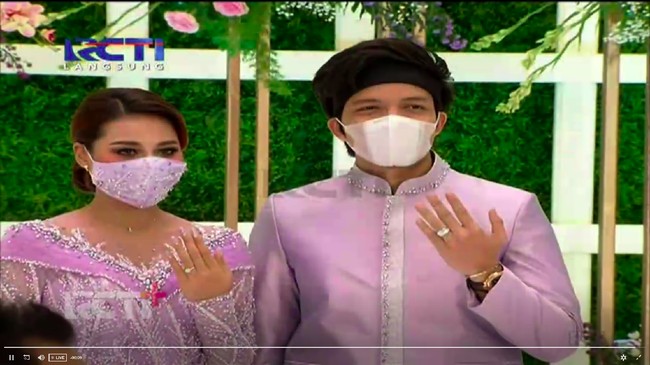 Aurel Hermansyah dan Atta Halilintar baru saja melangsungkan lamaran pada Sabtu (13/3/21). Acara tersebut digelar di sebuah hotel bintang lima di kawasan Pondok Indah, Jakarta Selatan. Foto: RCTI / Ikatan Cinta Aurel dan Atta