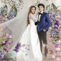 Atta terlihat mengenakan jas berwarna navy dengan dasi kupu-kupu berwarna senada. Tak lupa dia melengkapi penampilannya itu dengan headband yang merupakan ciri khasnya. Foto: Instagram/@fdphotography90