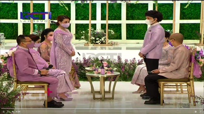 Sementara dari pihak Atta Halilintar tampak diwakili oleh paman dan tantenya, mengingat orangtua Atta yang tengah dirawat di sebuah rumah sakit di Malaysia. Sebelumnya Atta sendiri memang terlihat membagikan informasi mengenai kedua orangtuanya itu di media sosial. Foto: RCTI / Ikatan Cinta Aurel dan Atta