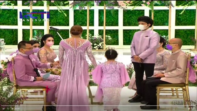 Jika dilihat dari belakang, kebaya yang dikenakan oleh Aurel Hermansyah memiliki aksen kain yang menjuntai panjang. Desain tersebut menambah kesan mewah penampilan Aurel. Foto: RCTI / Ikatan Cinta Aurel dan Atta