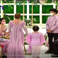 Jika dilihat dari belakang, kebaya yang dikenakan oleh Aurel Hermansyah memiliki aksen kain yang menjuntai panjang. Desain tersebut menambah kesan mewah penampilan Aurel. Foto: RCTI / Ikatan Cinta Aurel dan Atta