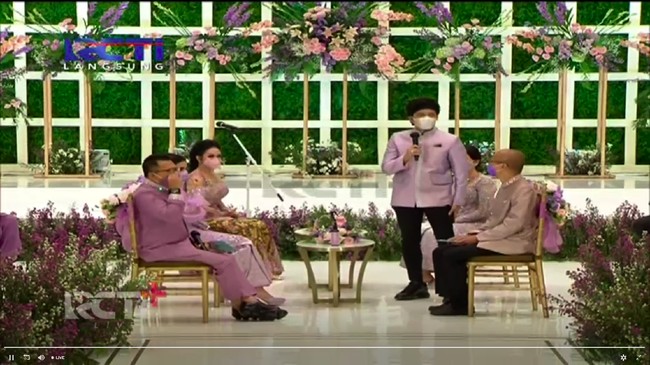 Acara lamaran Atta dan Aurel Hermansyah tampak dihadiri oleh keluarga dari kedua belah pihak. Dari pihak Aurel tampak hadir Anang Hermansyah, Ashanty, Krisdayanti, Yuni Shara, ketiga adiknya, dan beberapa anggota keluarga lain. Foto: RCTI / Ikatan Cinta Aurel dan Atta