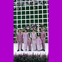 Tak hanya mengenakan pakaian senada, Aurel dan keluarganya pun terlihat kompak mengenakan masker penutup wajah berwarna senada. Begini penampilannya saat berfoto bersama. Foto: Instagram/@ah.siap_indonesia