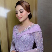 Aurel Hermansyah tampak cantik mengenakan balutan kebaya potongan hampir off shoulder yang dipenuhi dengan payet dan manik-manik. Kebayanya itu dipadukan dengan kain songket berwarna senada. Untuk mempercantik tampilannya, Aurel memilih makeup natural. Foto: Instagram/@anchawedding_
