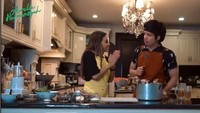 Momen masak bersama juga pernah diunggah oleh Aurel di channel YouTube miliknya. Wah, serasi ya! Foto: Instagram @aurelhermansyah