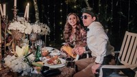 Aurel dan Atta juga tampak romantis ketika makan malam bersama di sebuah restoran mewah. Foto: Instagram @aurelhermansyah