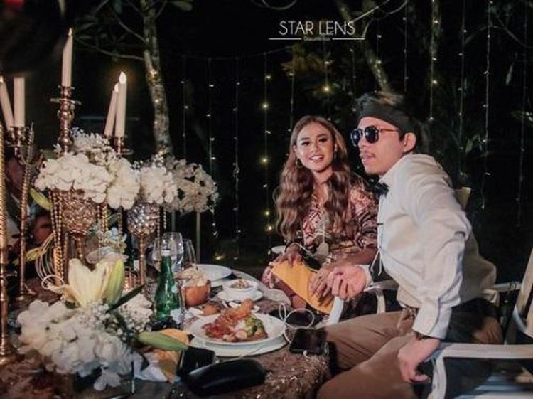 Momen Manis Aurel Hermansyah dan Atta Halilintar Saat Kulineran