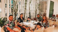 Momen kulinernya bersama keluarga juga dibadikan. Keluarga ini tampak kompak dan harmonis ya! Foto: Instagram @aurelhermansyah