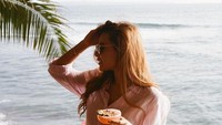 Seperti foto ini, ia tampak cantik sambil menikmati segelas mocktail dengan pemandangan laut yang indah. Foto: Instagram @aurelhermansyah