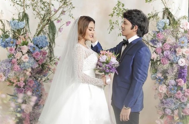 Pernikahan Atta Halilintar dan Aurel Hermansyah yang akan digelar pada 3 April 2021 juga akan ditayangkan secara langsung di televisi. Sebelumnya, prosesi lamaran, siraman, dan pengajiannya pun sudah tampak disiarkan di layar kaca. Foto: Instagram @aurelhermansyah