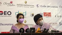 Setelah prosesi itu, Aurel Hermansyah dan Atta Halilintar menggelar sesi jumpa pers. Foto: Desi Puspasari