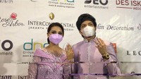 Aurel Hermansyah dan Atta Halilintar memamerkan cincin lamaran. Foto: Desi Puspasari