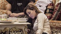 Berkunjung ke rumah Aurel, Atta tampak disuguhi beragam makanan. Ada sate dan sup di atas meja. Foto: Instagram @aurelhermansyah