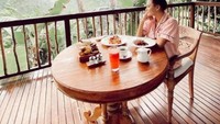 Pergi liburan bersama keluarga, momen sarapan Aurel di hotel juga tak lupa diabadikan. Ada beragam menu sarapan dengan minuman jus dan kopi. Foto: Instagram @aurelhermansyah