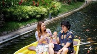 Pasangan ini juga pernah kulineran di atas sampan. Keduanya menikmati minuman dan kue. Foto: Instagram @aurelhermansyah
