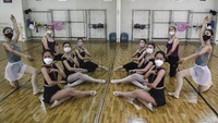 Latihan balet ini berlangsung secara tatap muka di masa pandemi COVID-19.