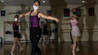 Para baletina wajib mengenakan masker selama latihan berlangsung.