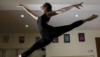 Seorang balerina dengan mengenakan masker berlatih balet di studio Namarina Youth Dance (NYD), Jakarta, Sabtu (13/3/2021). 