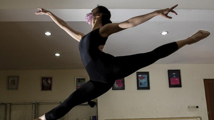 Sejumlah balerina dengan mengenakan masker berlatih balet di studio Namarina Youth Dance (NYD), Jakarta, Sabtu (13/3/2021). Latihan balet secara tatap muka saat masa pandemi COVID-19 tersebut berlangsung dengan menerapkan protokol kesehatan yang ketat. ANTARA FOTO/M Risyal Hidayat/foc.