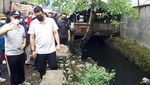 Potret Bobby Beraksi Pimpin Normalisasi Parit di Medan Demi Cegah Banjir