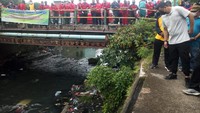 Pantauan detikcom, Sabtu (13/3/2021), Bobby awalnya meninjau sejumlah petugas yang membersihkan parit di Kelurahan Pulo Brayan Darat, Medan Timur. Dia kemudian bergeser ke parit busuk di Jalan Bilal Ujung. (Foto: Datuk Haris Molana-detikcom)