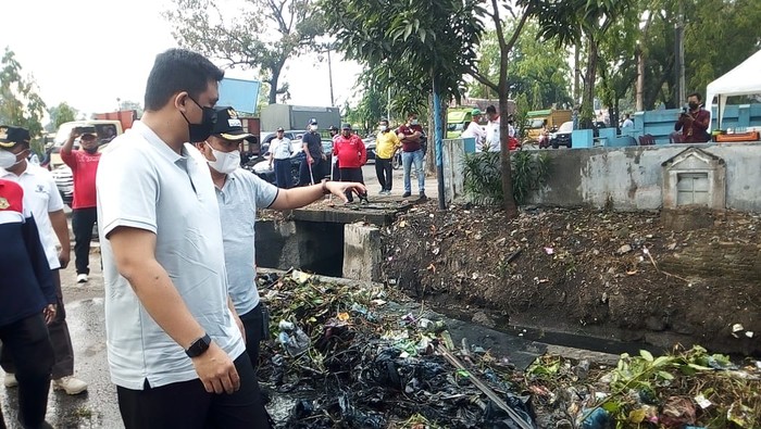 Bobby Nasution memimpin normalisasi parit di Medan demi mencegah banjir Bobby Nasution memimpin normalisasi parit di Medan demi mencegah banjir