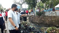 Bobby Nasution terlihat mengecek proses normalisasi parit di Medan Timur. (Foto: Datuk Haris Molana-detikcom)