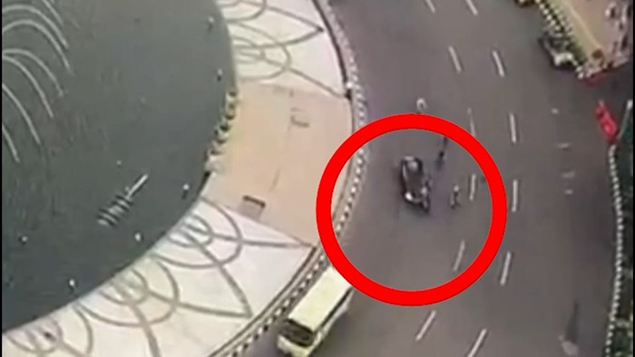 Seorang pesepeda ditabrak mobil di Bundaran HI, Jakarta Pusat pada Jumat (12/3/2021). Saat ini pengemudi mobil telah ditangkap.