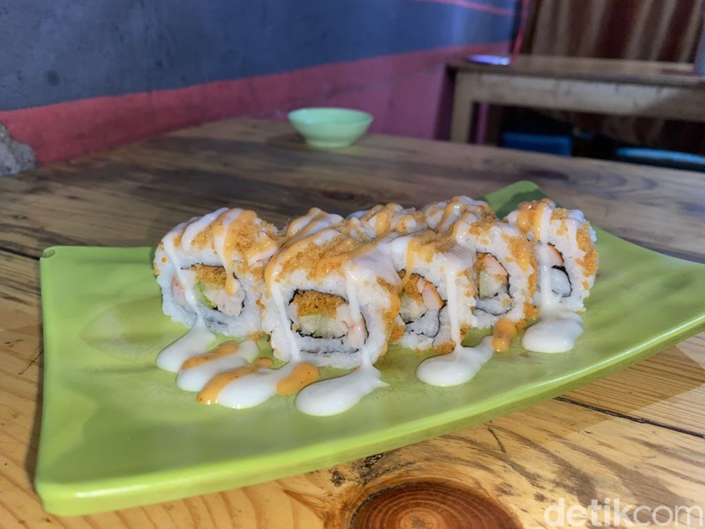 Di Depok Bisa Cicip Sushi Kaki Lima Enak, Harganya Mulai dari Rp 15 Ribu!
