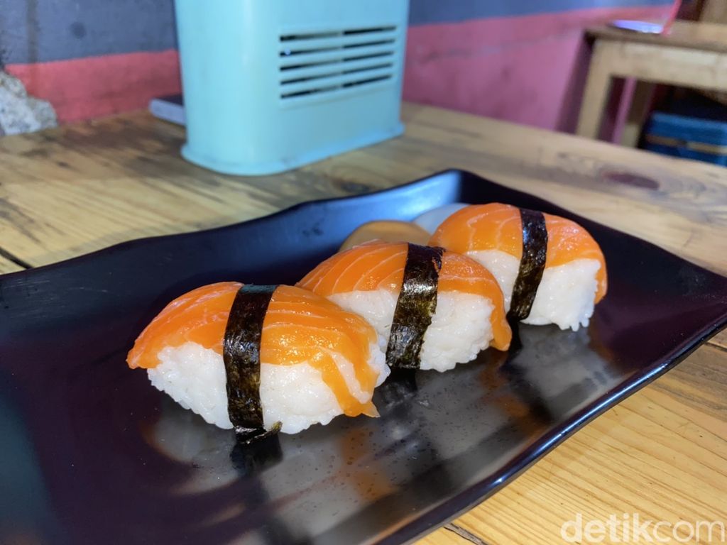Di Depok Bisa Cicip Sushi Kaki Lima Enak, Harganya Mulai dari Rp 15 Ribu!