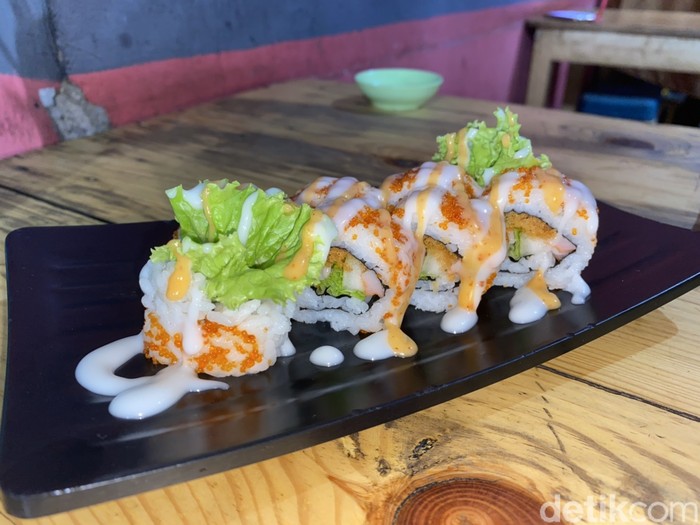 Di Depok Bisa Cicip Sushi Kaki Lima Enak, Harganya Mulai dari Rp 15 Ribu!