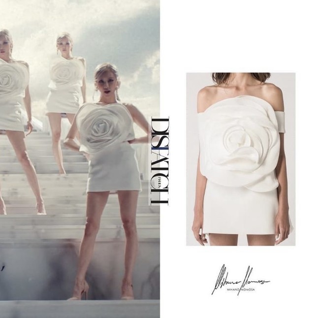 Gaya mewah Rose BLACKPINK saat berdiri di tangga bertuliskan “Roses are Dead, Love is Fake” tak kalah ikonik. Idol KPop ini tampil stand out saat mengenakan “Mini Dress with Flower Detail” dari koleksi Mihano Momosa. Gaun putih ini dijual seharga 2,7 juta won atau sekitar Rp 34,1 juta. Foto: Instagram dispatch_style