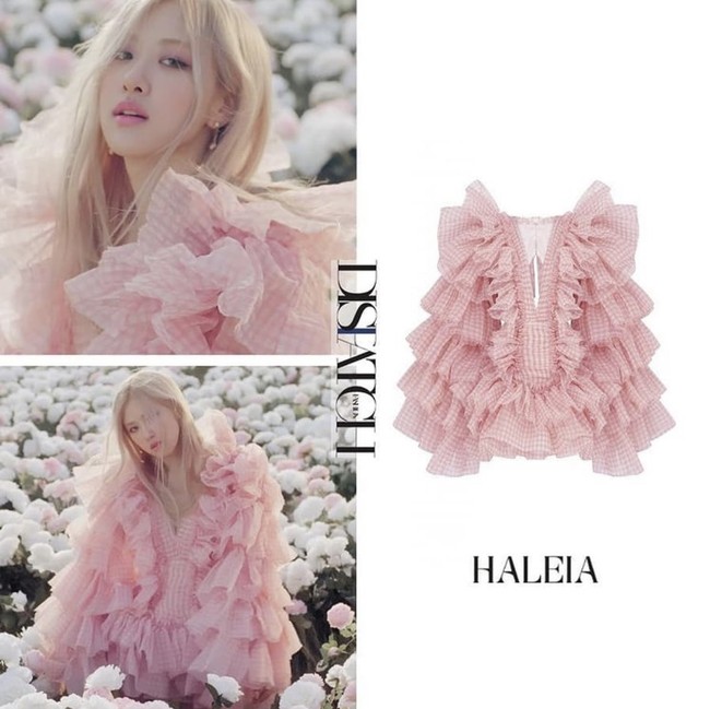 Di tengah hamparan bunga mawar, Rose BLACKPINK tampil feminin dalam gaun berwarna pastel. Ia mengenakan “Voluminous Ruffle Sleeved Mini Dress” dari koleksi Haleia yang dijual seharga 2,260 dollar atau sekitar Rp 32,5 juta.  Foto: Instagram dispatch_style