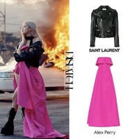 Video klip “On The Ground” yang dirilis Jumat (12/3/2021) menampilkan Rose BLACKPINK dalam gaun mewah berwarna magenta. “Elena Silk Twill Gown” dari koleksi Alex Perry itu kemudian dipadukan dengan “Cropped Biker Jacket” dari Saint Laurent. Jaket mewah ini bernilai seharga 6,65 juta won atau sekitar Rp 84,2 juta. Foto: Instagram dispatch_style