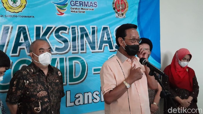 Gubernur DIY Sri Sultan Hamengku Buwono (HB) X memberikan katerangan usai disuntik vaksin Corona di RSUP Dr Sardjito,Sabtu (13/3/2021)